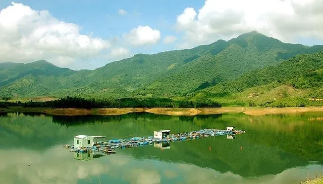 Nhìn toàn cảnh hồ hòa trung