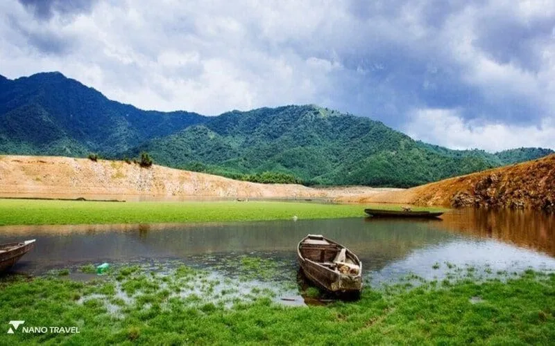 chèo thuyền tại hồ Hòa trung