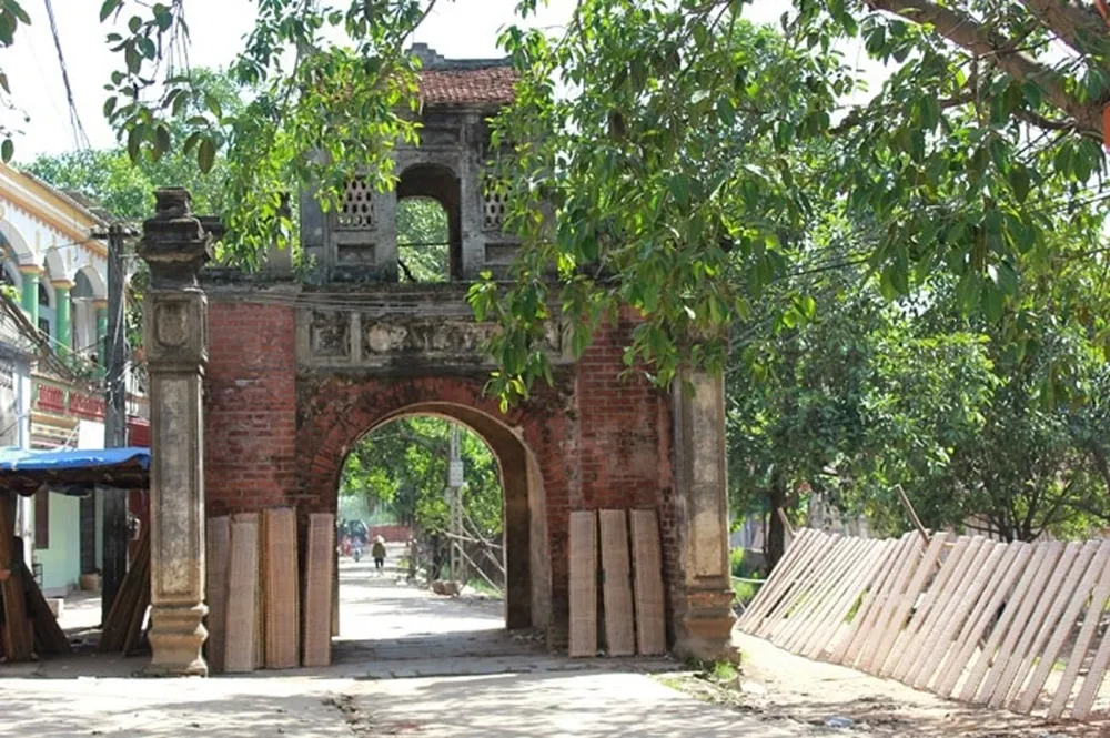 Cổng vào làng cổ Phong Nam