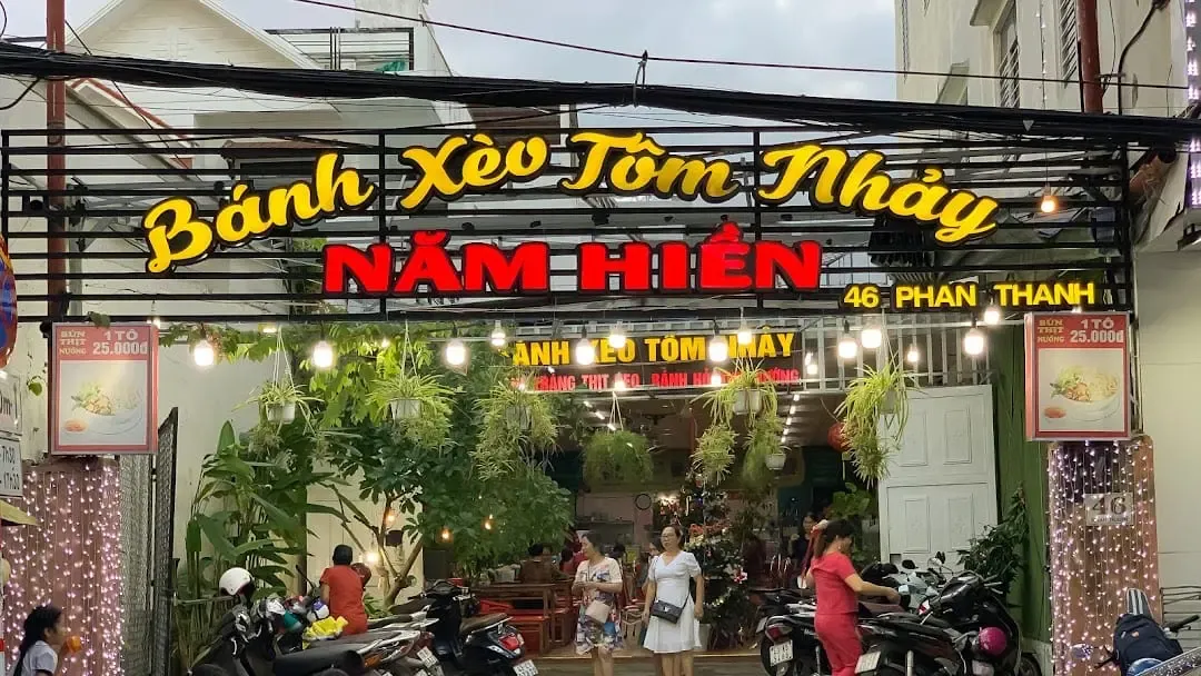 Quán Bánh Xèo Tôm Nhảy Năm Hiền lúc nào cũng đông khách