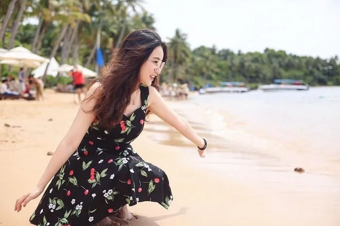 Chơi đùa với nước biển tại bãi đất đỏ Phú Quốc