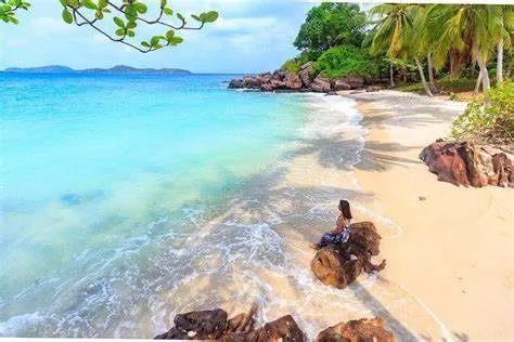 Đắm mình trong dòng nước trong xanh bãi khem