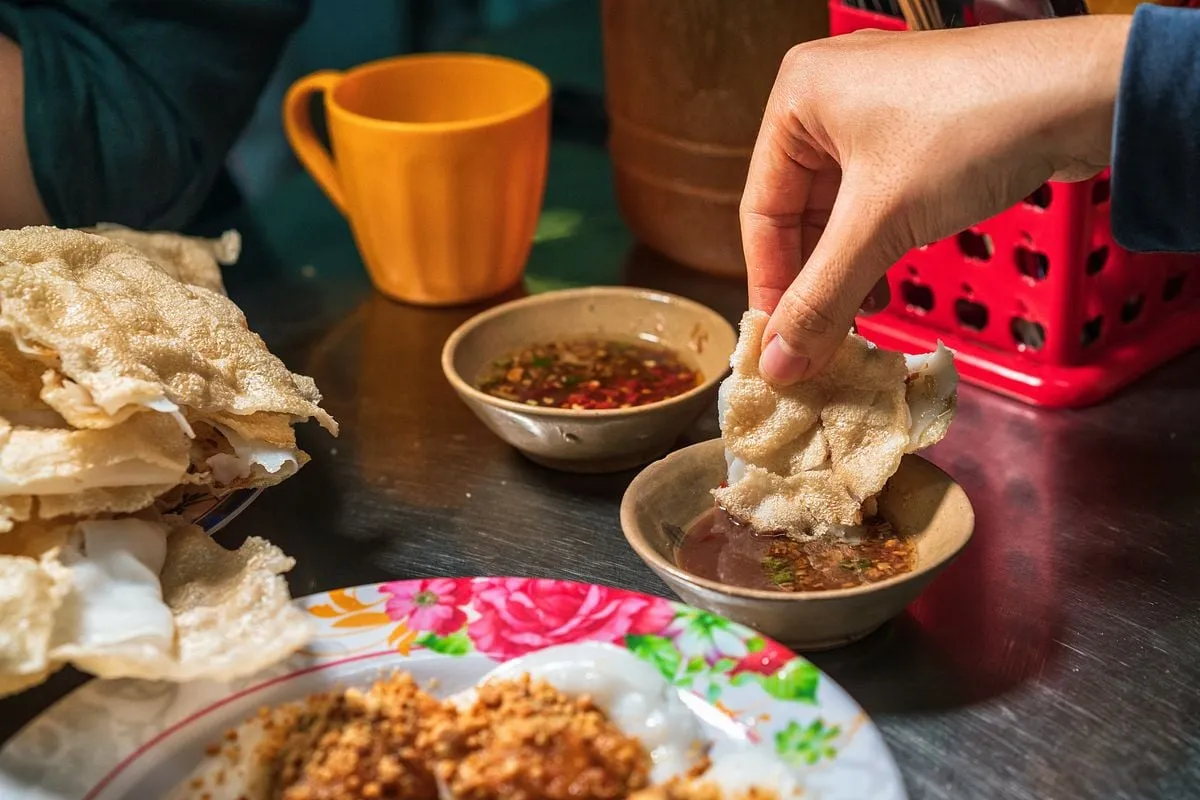 Bánh đập được chấm cùng mắm nêm