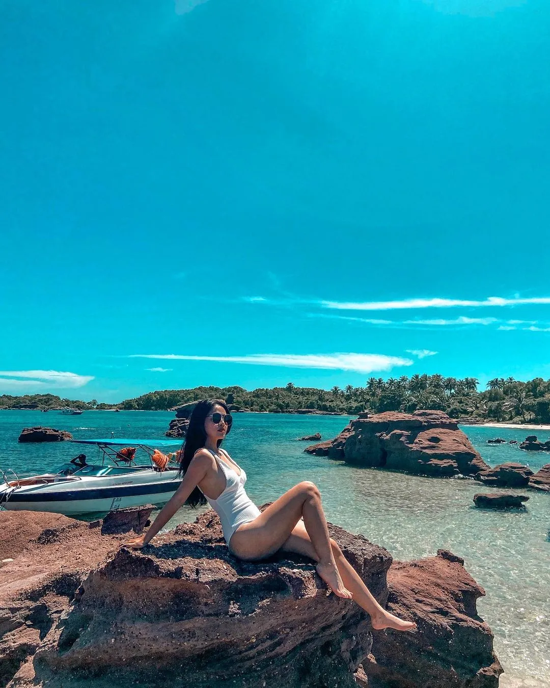 Virtual living paradise on pearl island