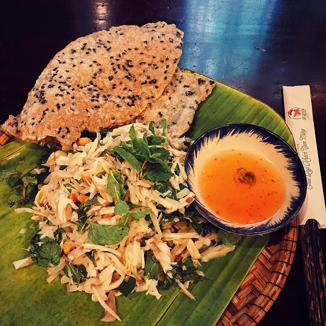 Mít trộn được ăn cùng bánh đa