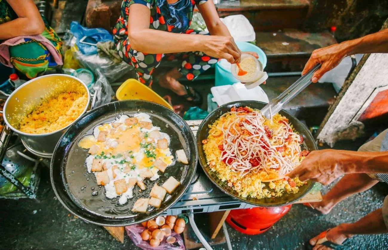 Các gian hàng ăn vặt tại chợ cao sơn