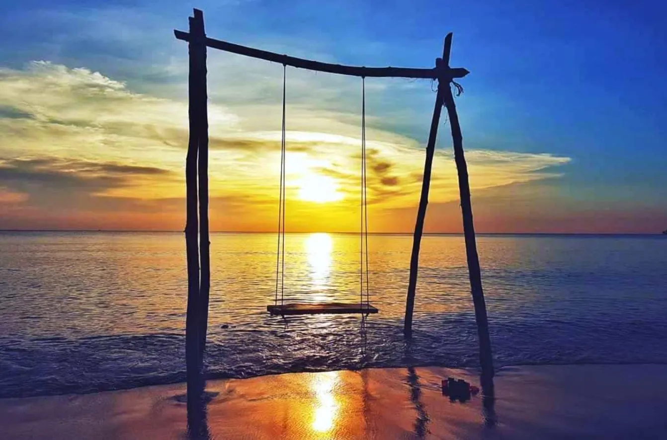 The sunset on Ong Lang Beach is so beautiful