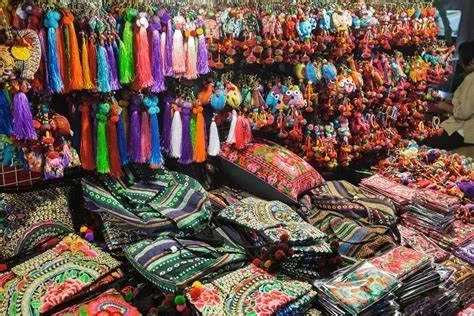Các gian hàng thổ cẩm đẹp mắt