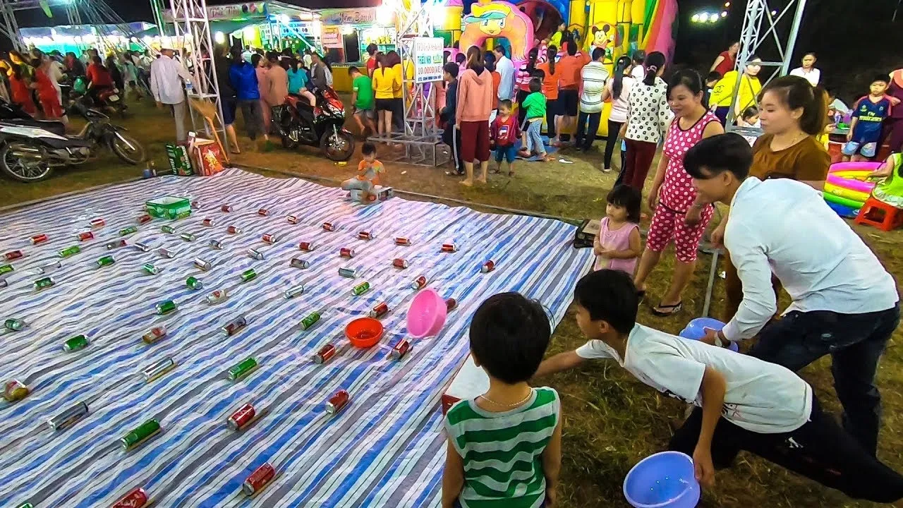Các gian hàng vui chơi tại chợ Pha Long