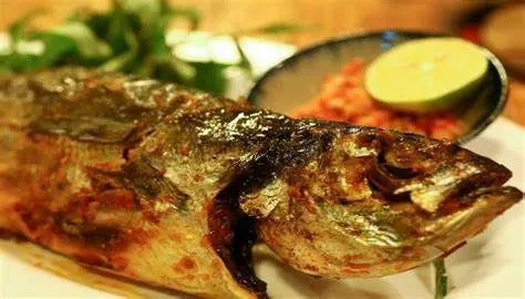 Cá mú rán chấm nước mắm thơm lừng