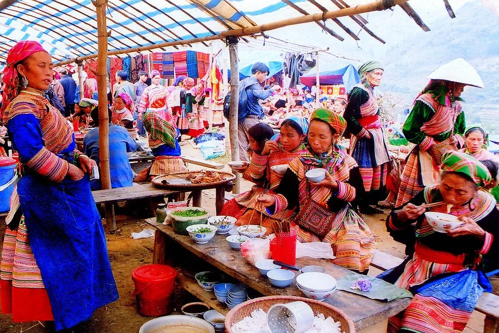 Snack stalls at Sapa Can Cau market