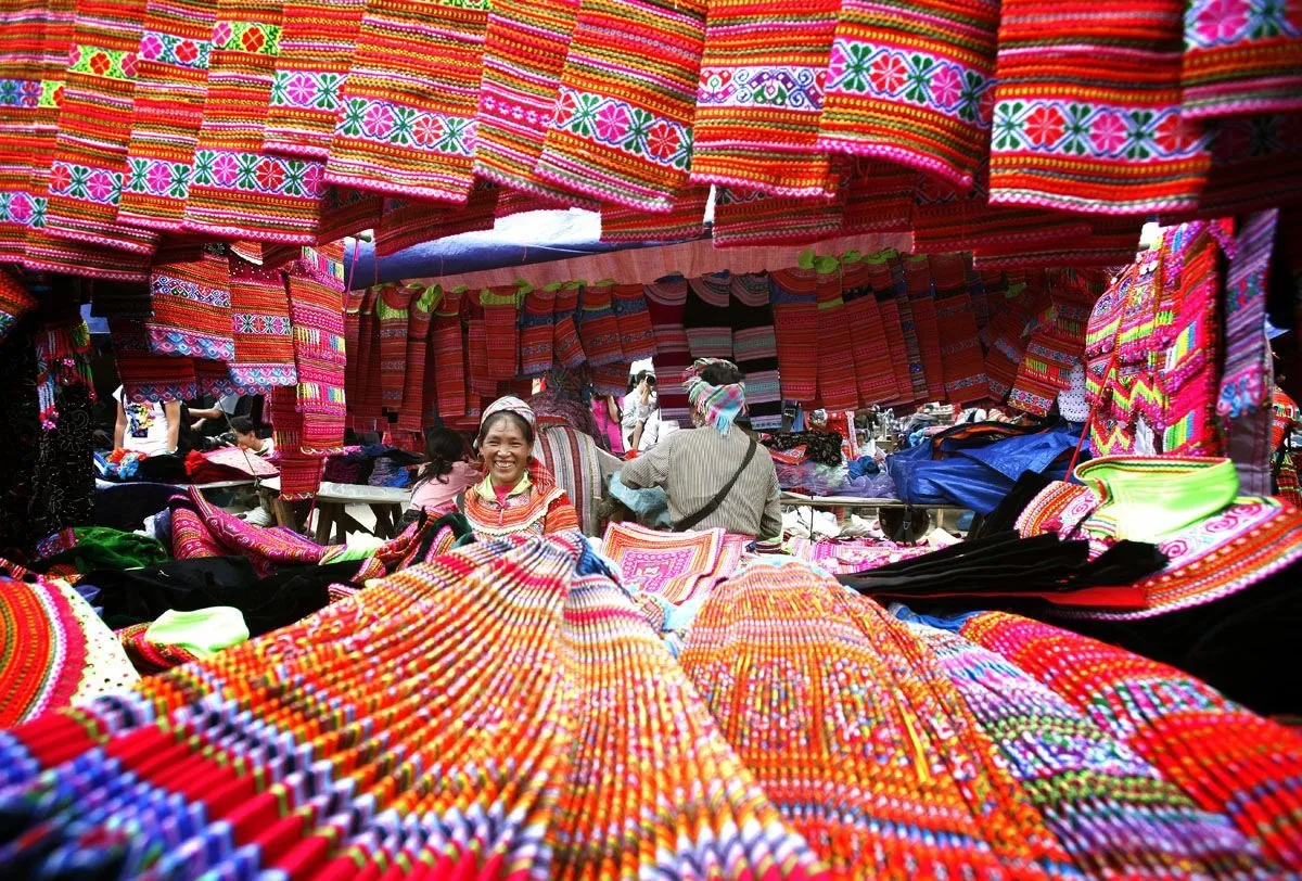 Quần áo thổ cẩm chợ cao sơn