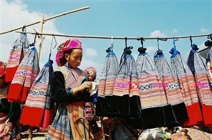 gian hàng thổ cẩm tại chợ cao sơn