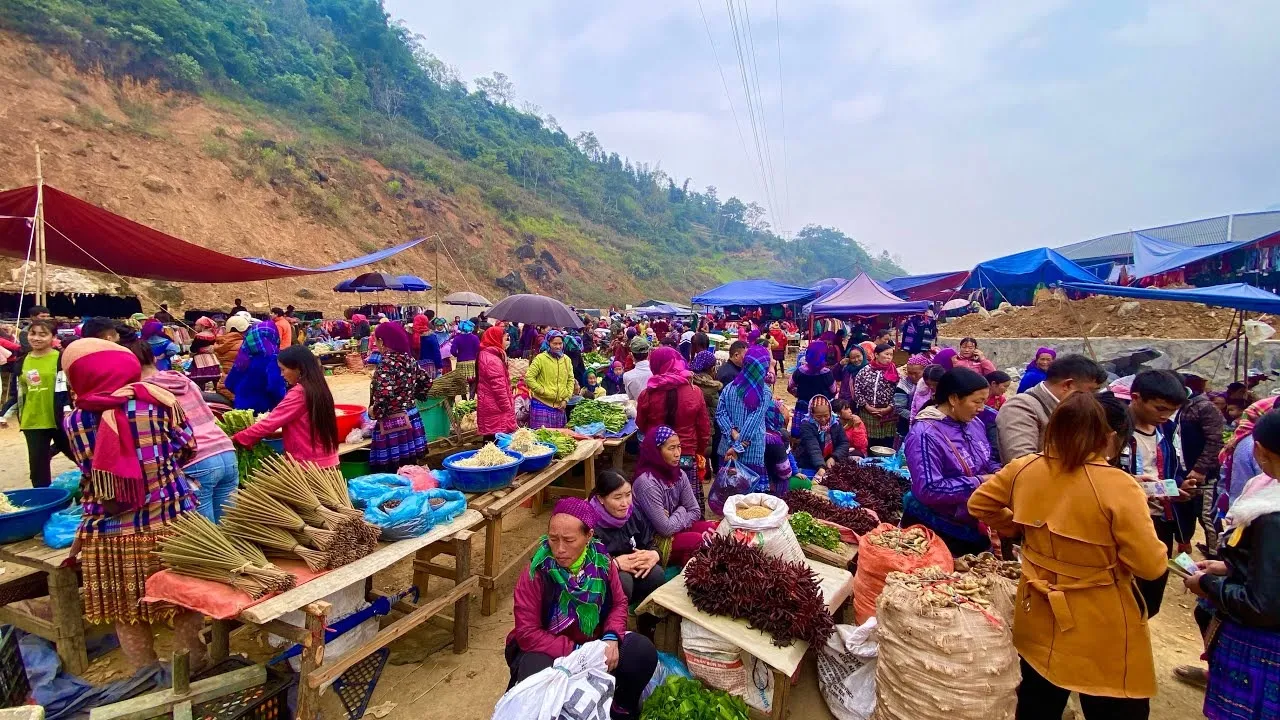 Chợ phiên cán cầu