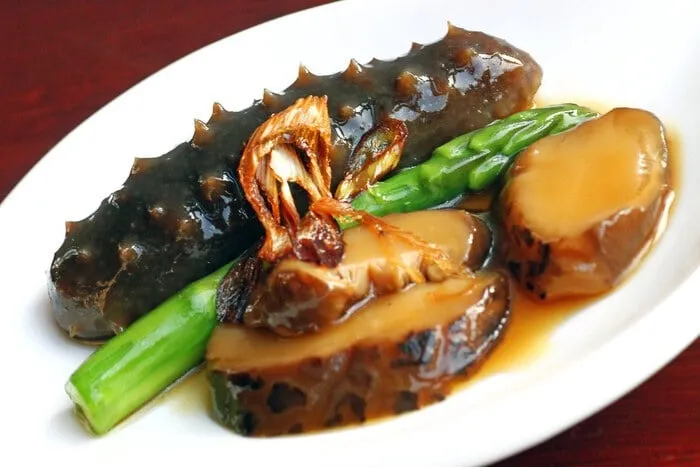 Hải sâm nấu với nấm và rau xanh