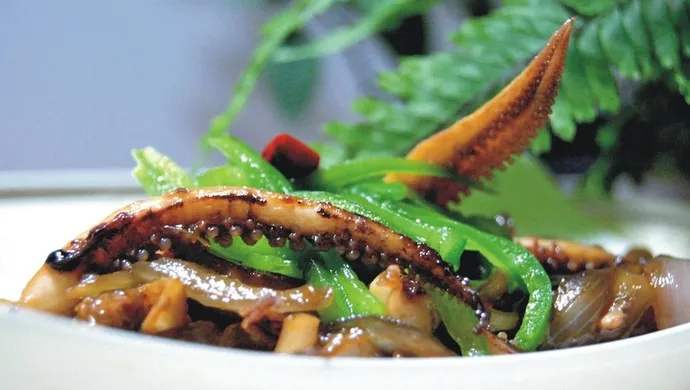 Hải sâm, xào mực và rau xanh