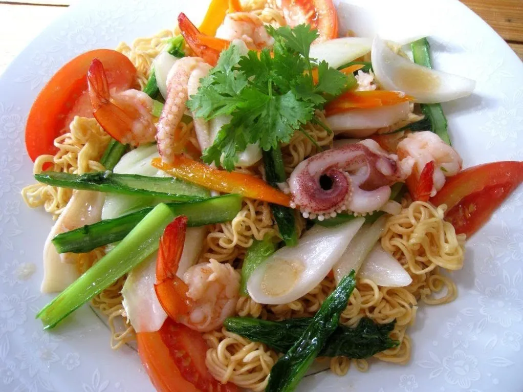 Delicious and nutritious seafood fried noodles