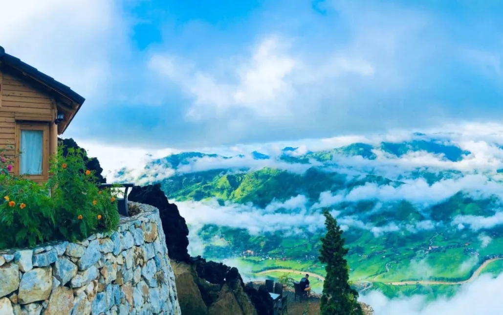 Cloud hunting at Sapa stone cave village