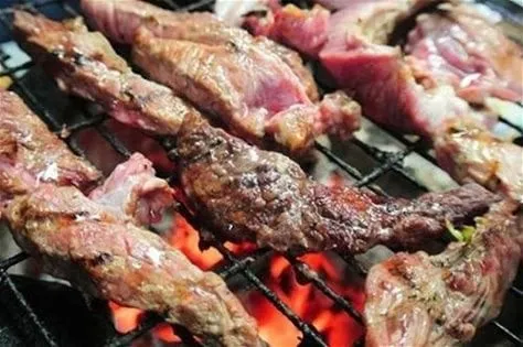Thịt nai nướng trên bếp than