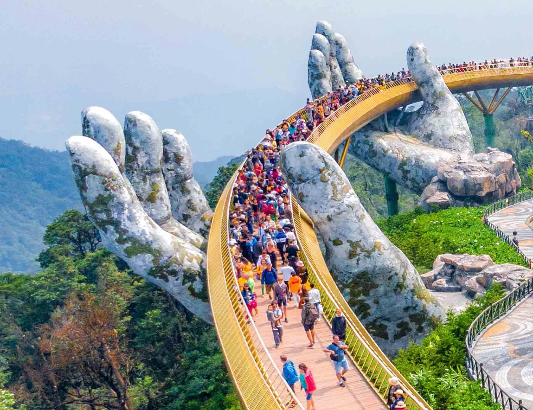 Cây cầu rồng tại Bà Nà Hills