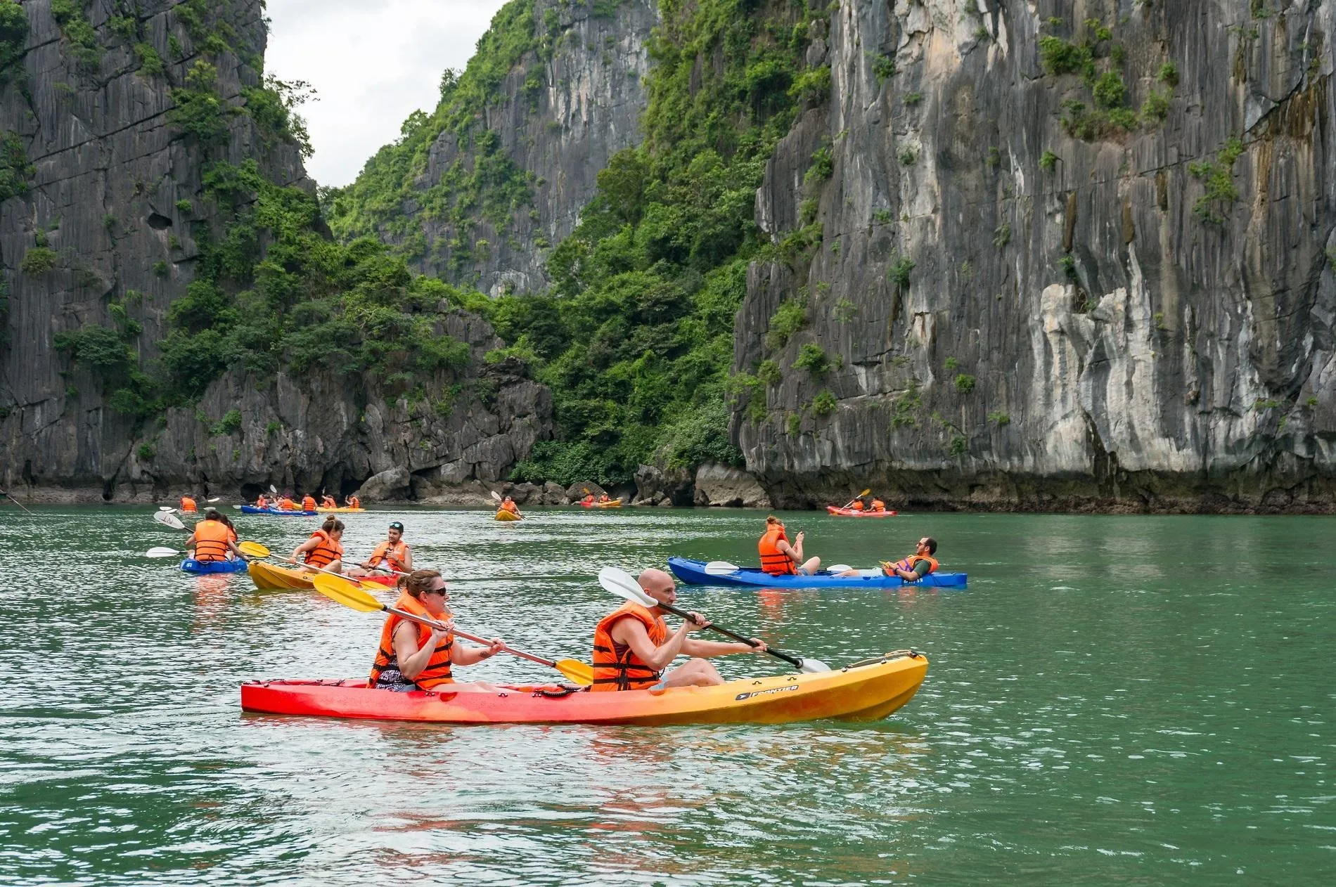 chèo thuyền kayak thư giãn nhẹ nhàng giữa biển trời bao la