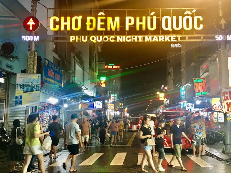 Phu Quoc night market, tourist shopping center