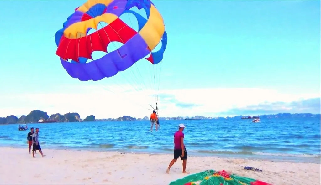 Chơi thể thao tại bãi biển trần Phú