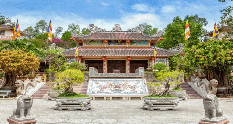 Chùa Long Sơn biểu tượng tâm linh giữa lòng thành phố