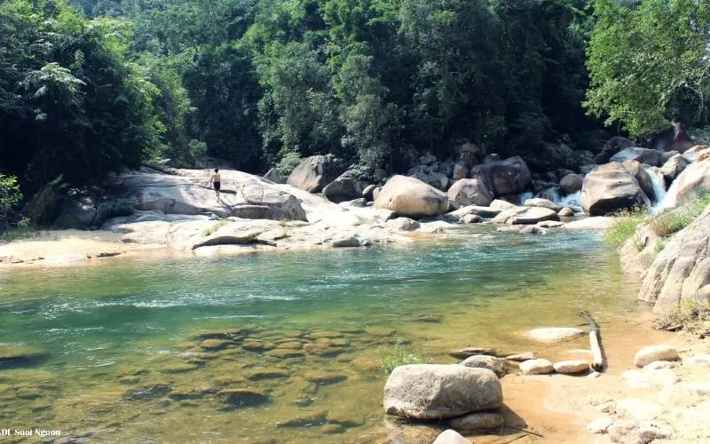 Cảnh dòng nước tại Hòn Bà nha trang