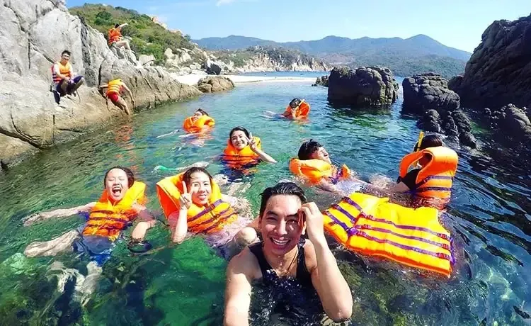 Hòn Mun lặn biển ngắm san hô