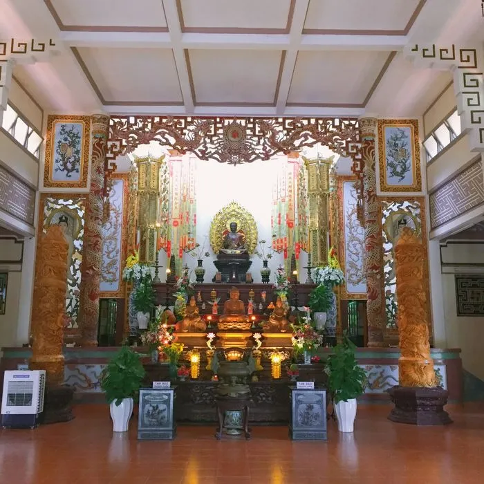 Không gian bên trong chùa long sơn