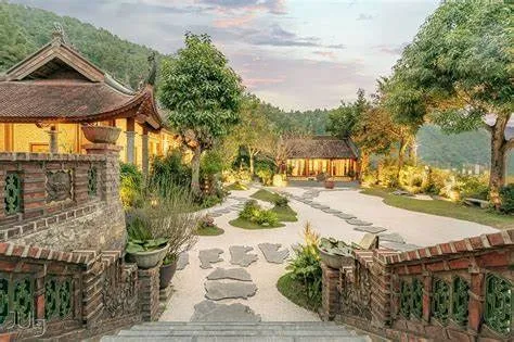 Khuôn viên thanh mát tại chùa Long Châu