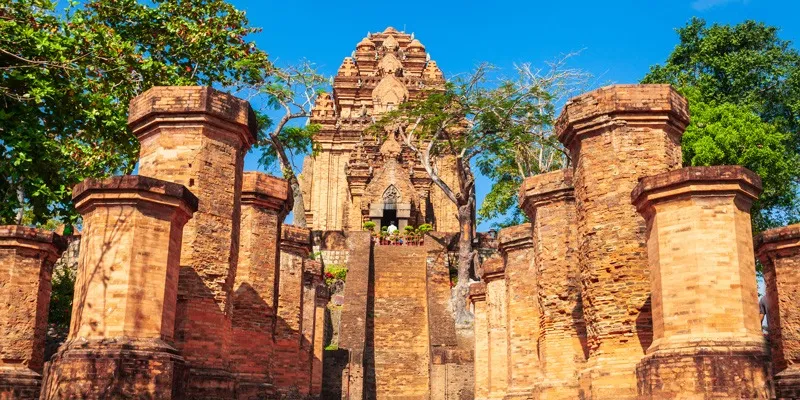 Tháp Bà Ponagar khám phá văn hóa Chăm cổ