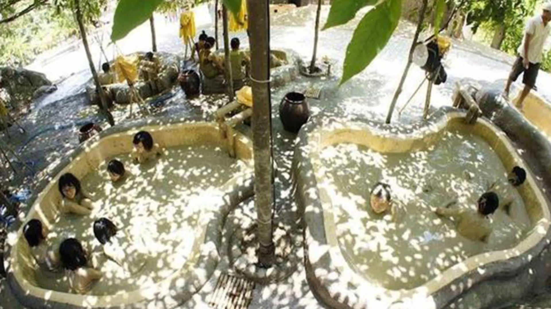 Tắm bùn tại suối khoáng nóng nha trang