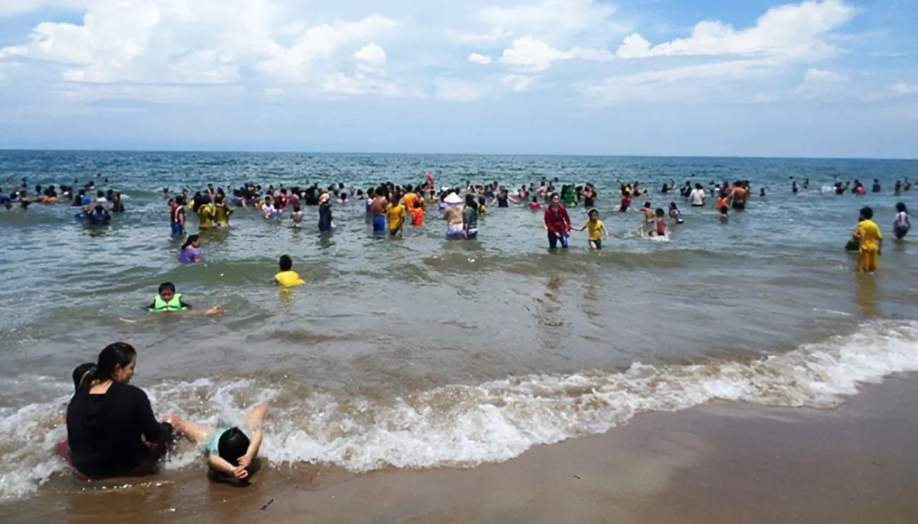 Tắm biển tại nha Trang