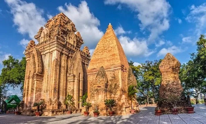 Tháp Bà Ponagar vẻ đẹp hồn nhiên