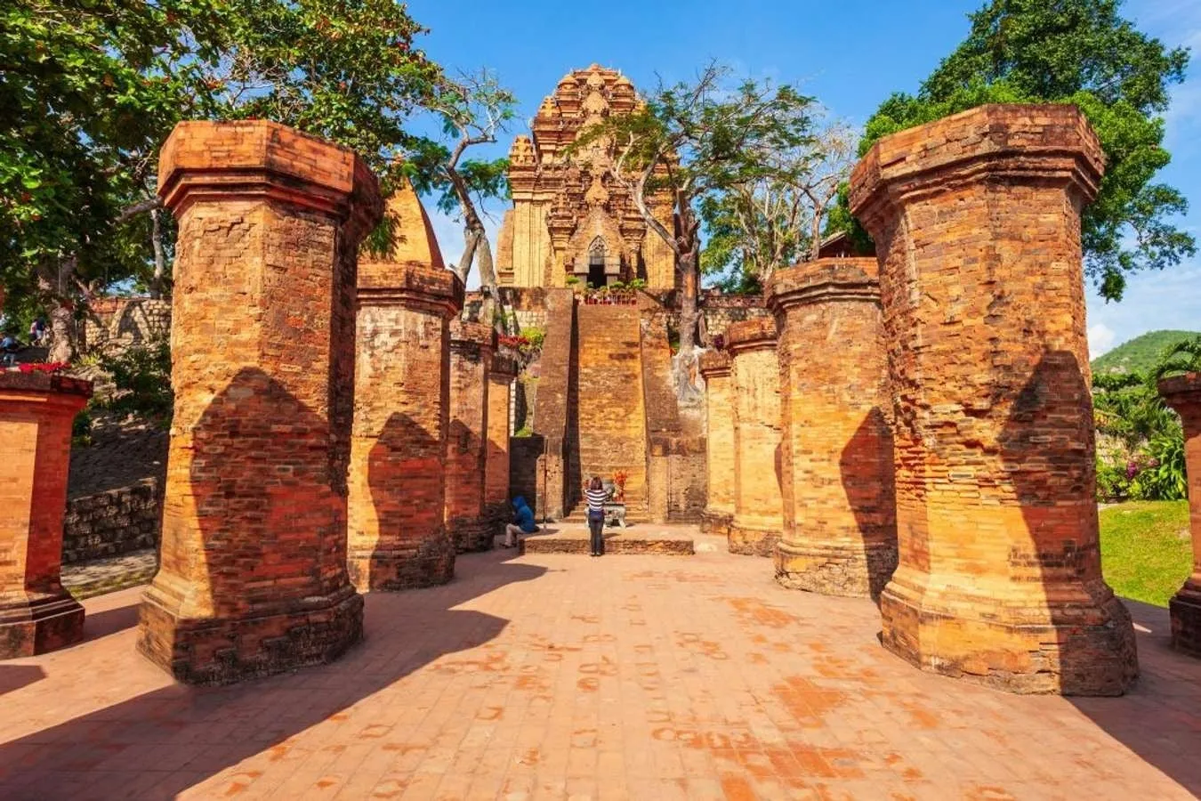 Khu tiền đình tháp bà Ponagar