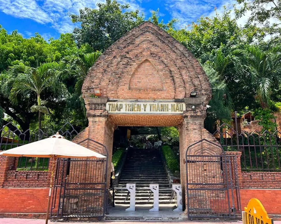 Khu tháp cổng vào tháp bà Ponagar