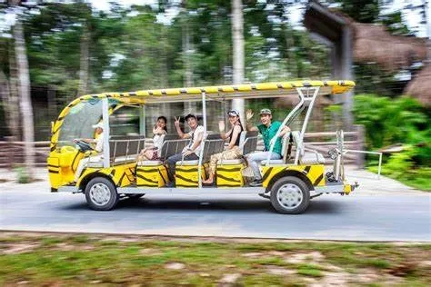 Di chuyển bằng xe điện thăm quan Phú Quốc