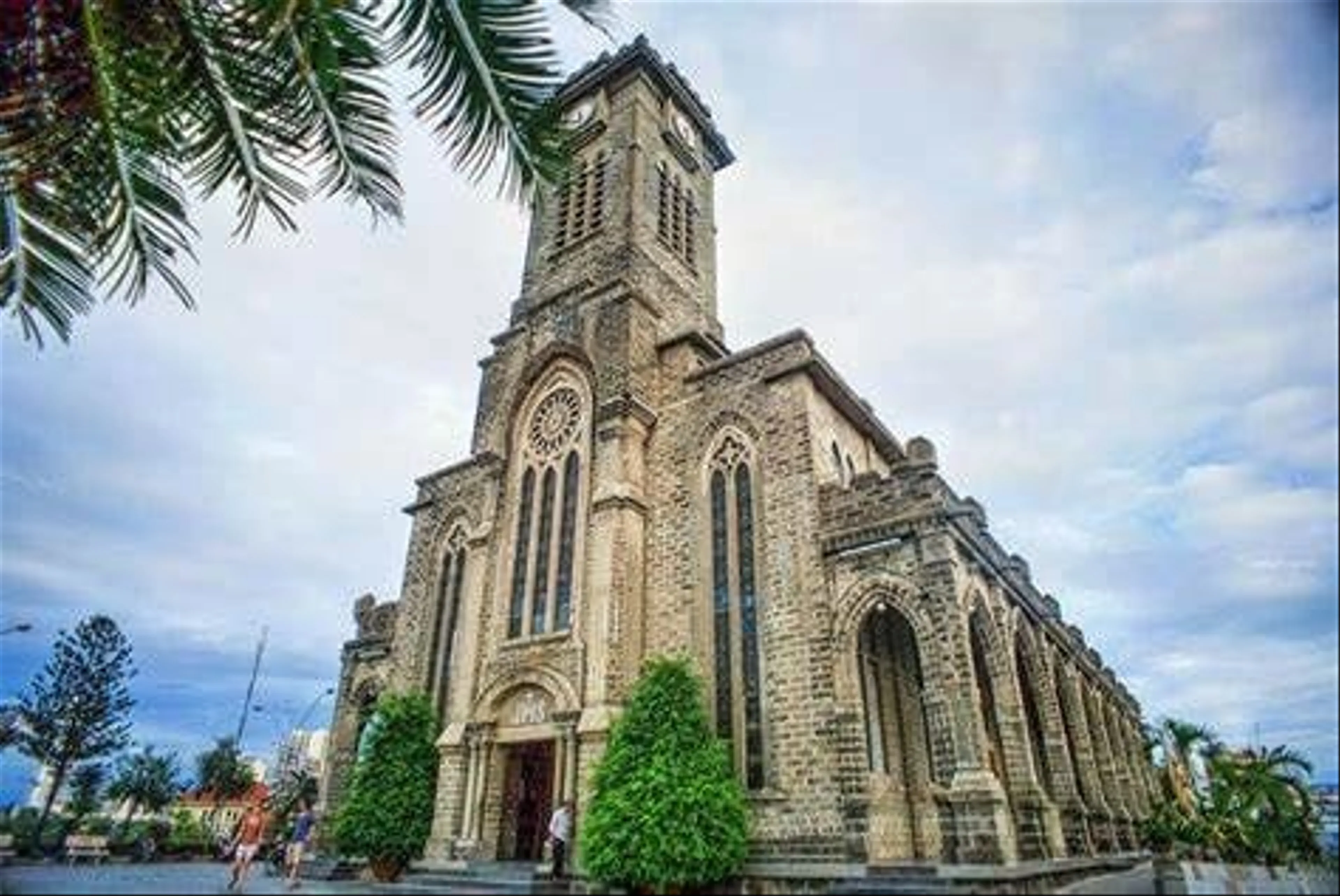 Nhà Thờ Đá Nha Trang Biểu tượng kiến trúc Gothic giữa lòng phố biển