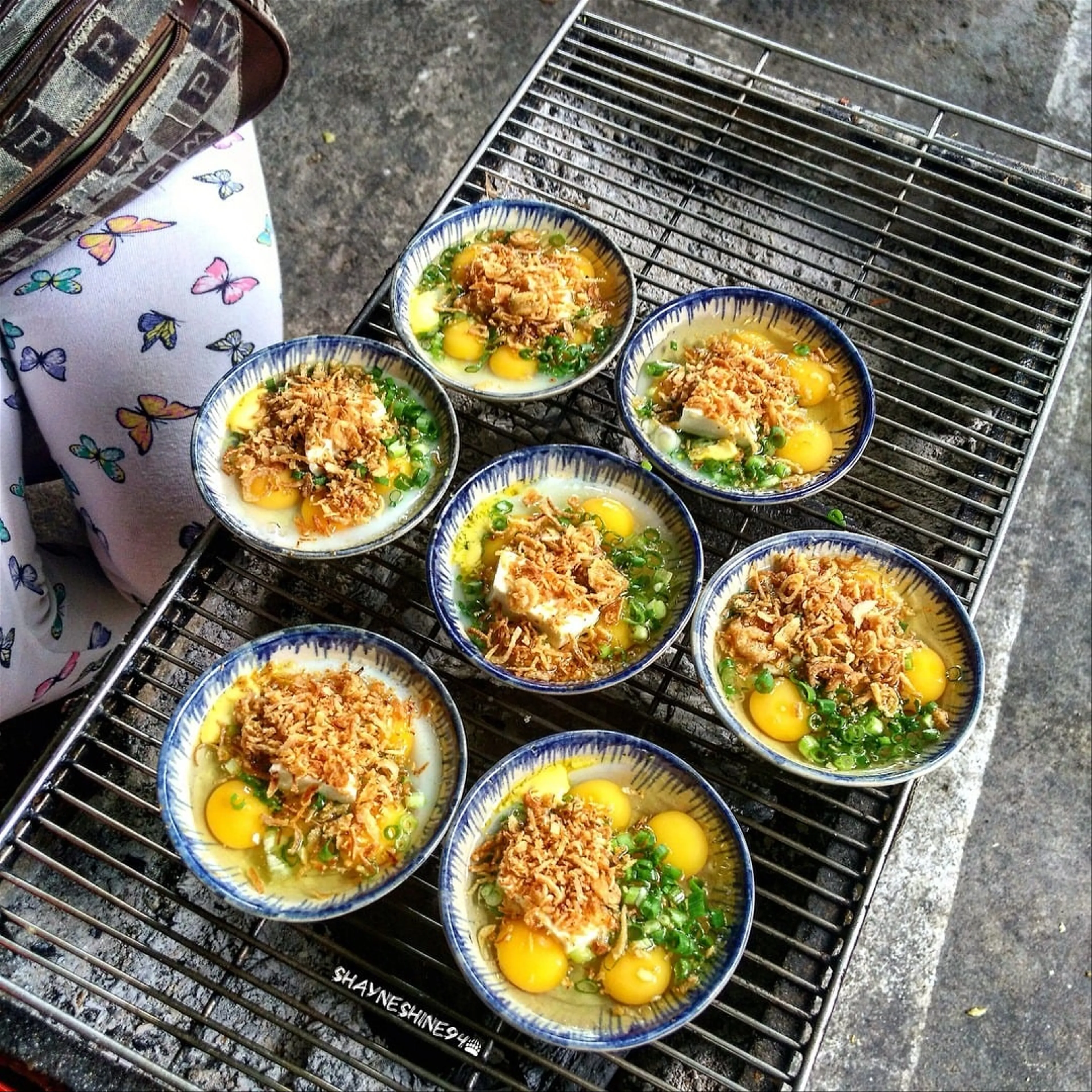 Trứng chén Nha Trang món ăn vặt đậm chất miền biển đang gây sốt