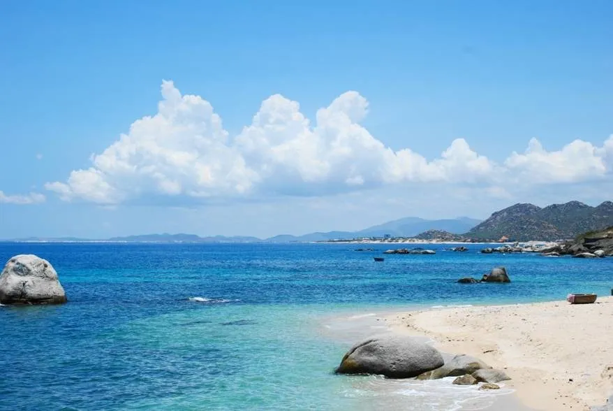 Bãi biển sầm sơn bức trang sống động