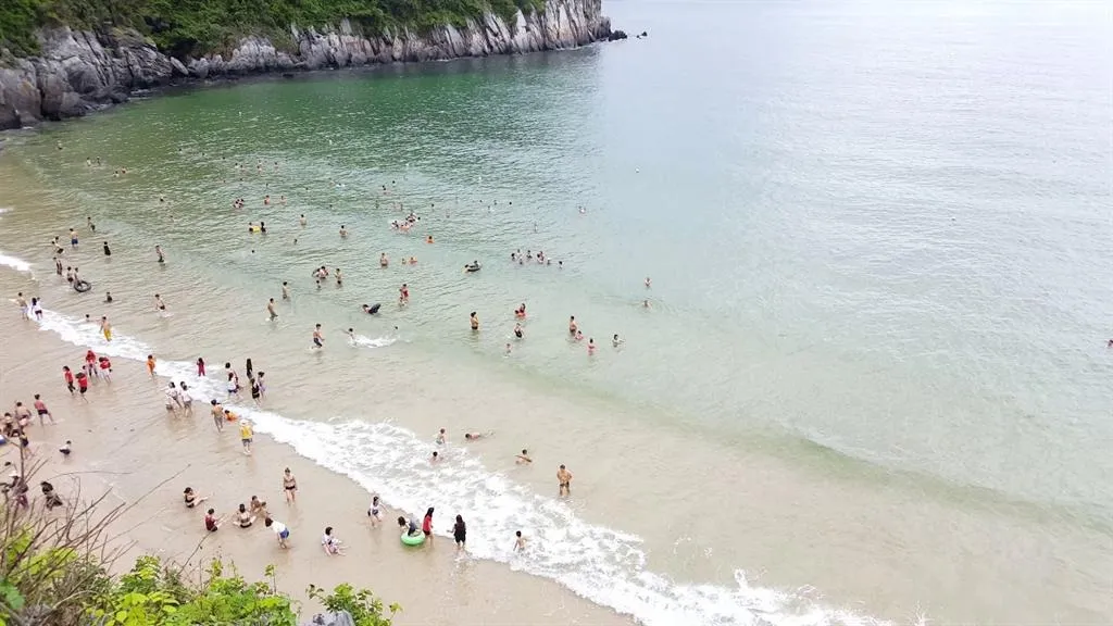 Tắm biển tại bãi cát cò 1