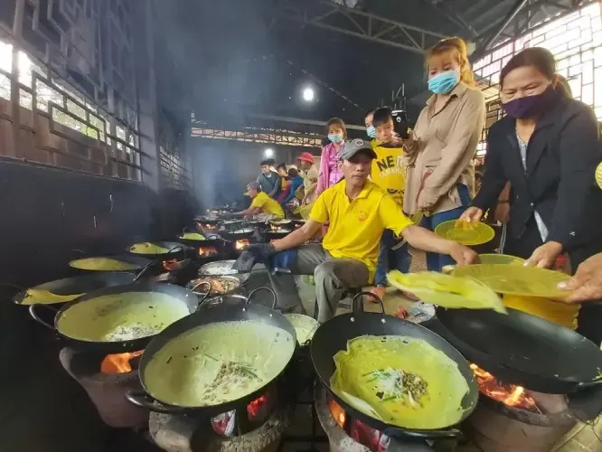 Nha Trang squid pancakes, a delicious dish that attracts tourists