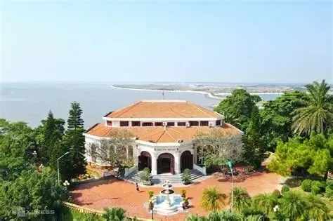 Thăm quan dinh vua Bảo Đại
