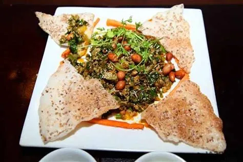 Hến xúc bánh tráng thơm ngon