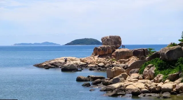 The beauty of Nha Trang's husband and wife islands