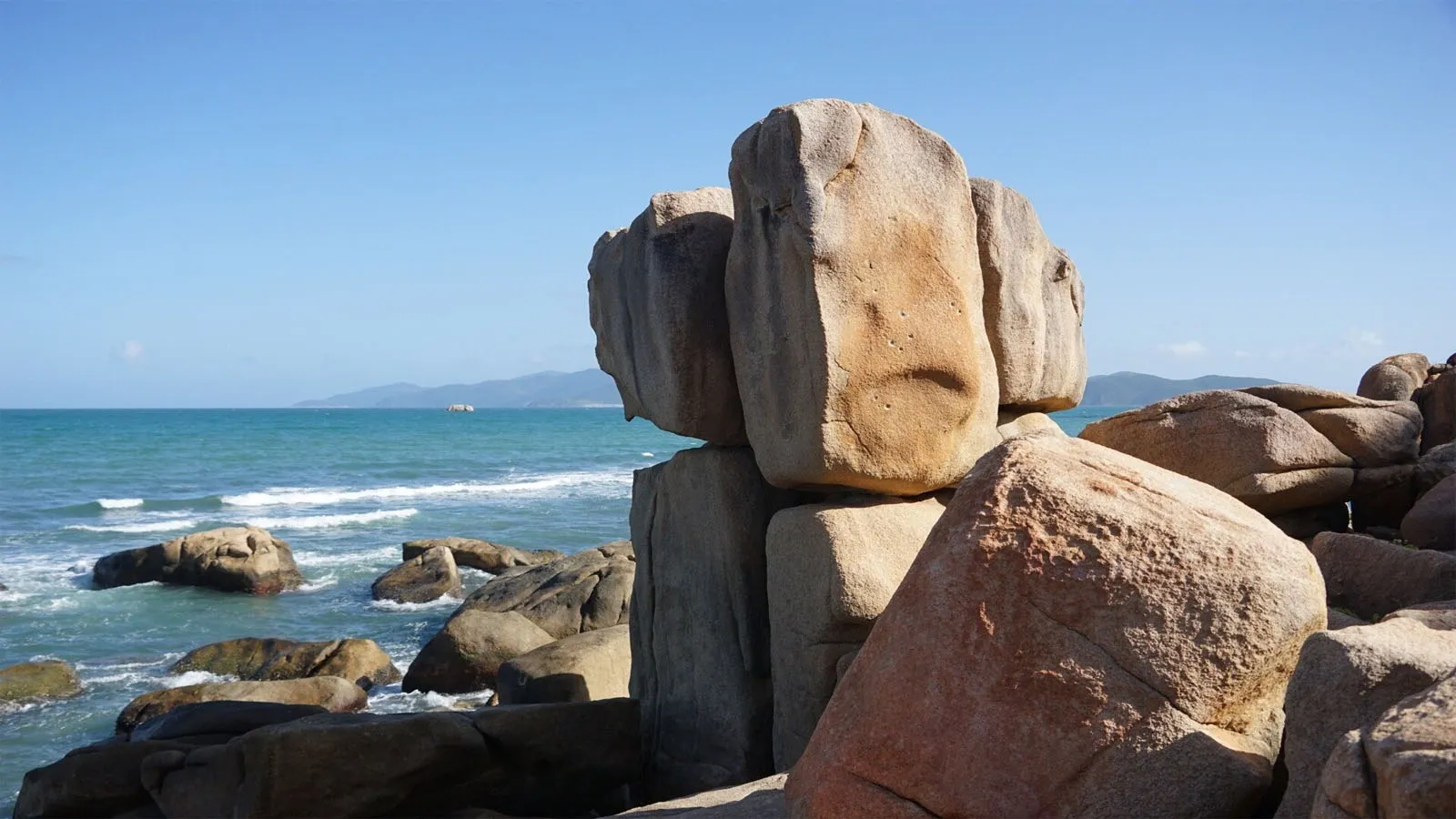 The beauty of Nha Trang's husband and wife islands