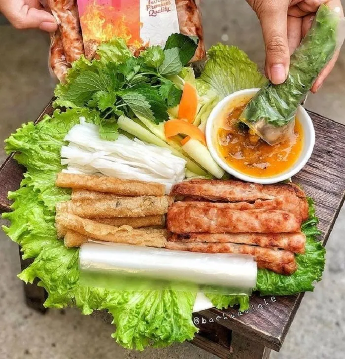 Thưởng thức nem nướng Nha Trang