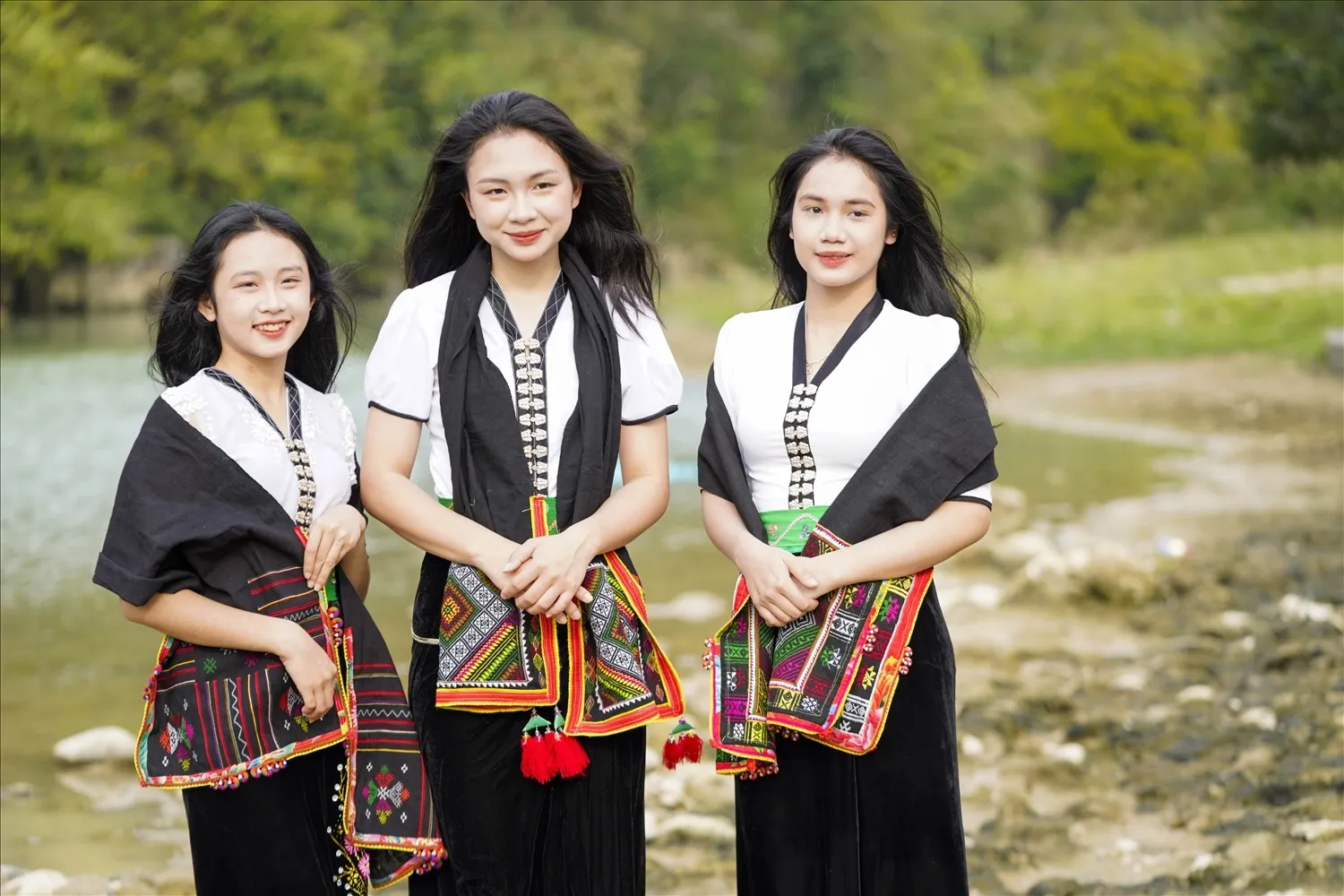 Mặc thử trang phục truyền thống dân tộc Thái